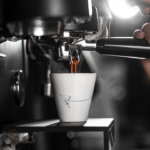 Tasse en céramique blanche au style raffiné et épuré