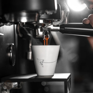 Tasse en céramique blanche au style raffiné et épuré