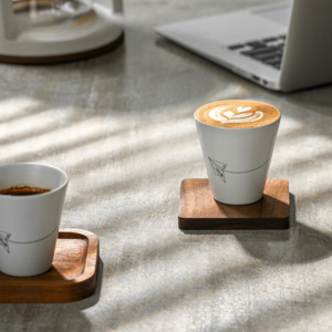 Tasse design en céramique blanche, idéale pour le quotidien
