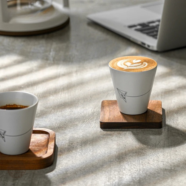 Tasse design en céramique blanche, idéale pour le quotidien