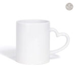 Tasse blanche mignonne avec anse en forme de coeur