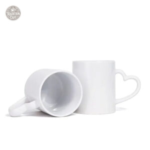 Tasse blanche au design cœur pour les amoureux du café