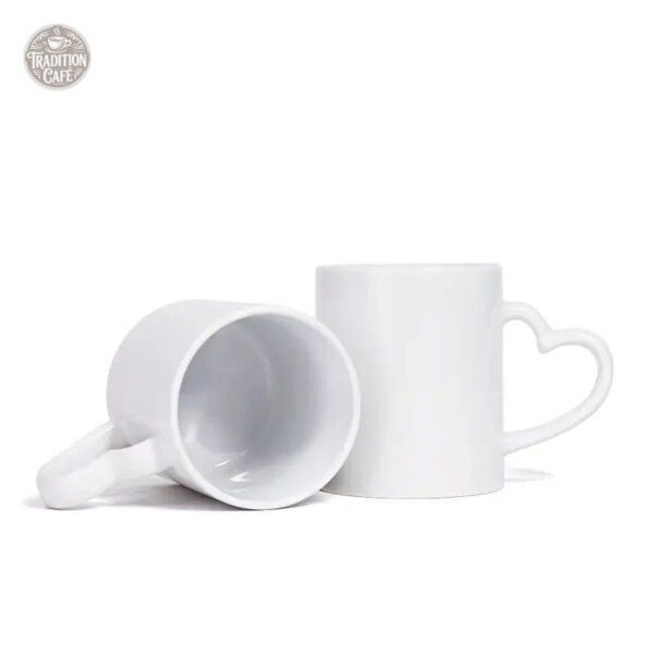 Tasse blanche au design cœur pour les amoureux du café