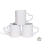 Tasse élégante en blanc avec anse originale en coeur