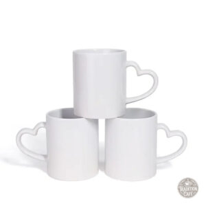 Tasse élégante en blanc avec anse originale en coeur