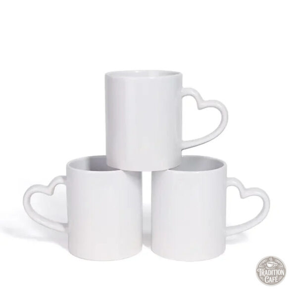 Tasse élégante en blanc avec anse originale en coeur