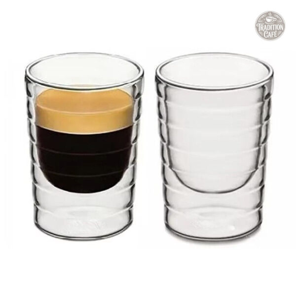 Tasse double fond élégante pour un café raffiné