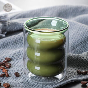 Verre vert pour une tasse à café élégante et moderne