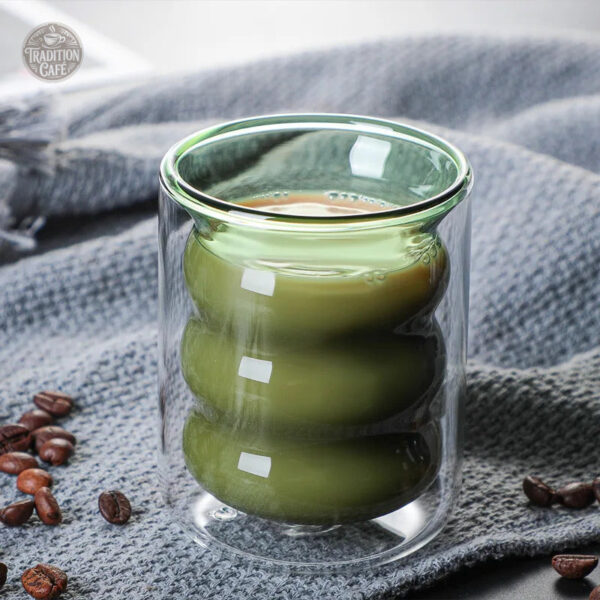 Verre vert pour une tasse à café élégante et moderne