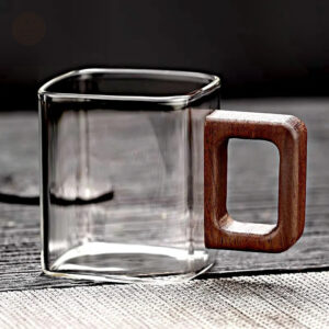 Tasse à café carrée transparente avec poignée en bois