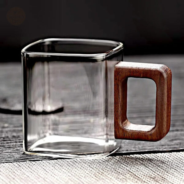 tasse-cafe-transparente-carre-poignee-bois-1 Tasse à café carrée transparente avec poignée en bois
