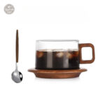Tasse à café transparente avec cuillère et soucoupe