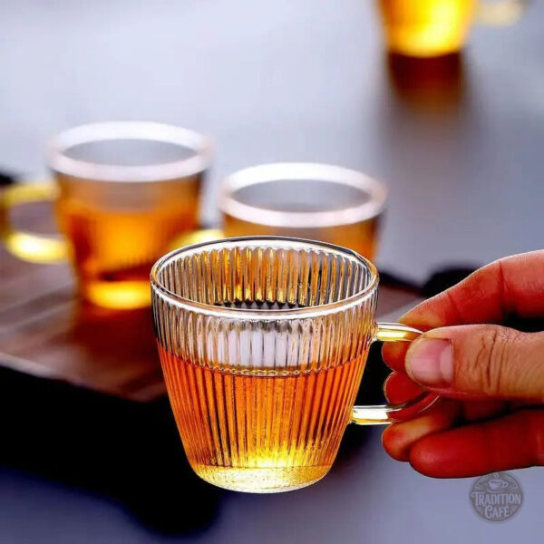 Tasse à café nervurée avec finition dorée