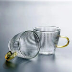 Tasse transparente avec anse dorée élégante