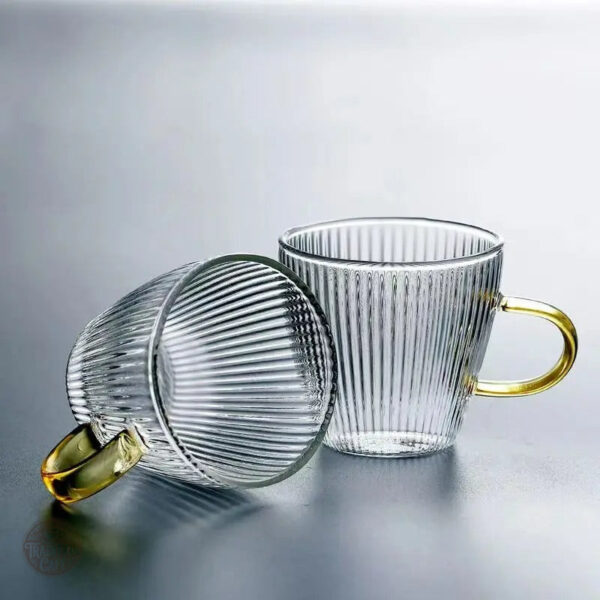 Tasse transparente avec anse dorée élégante