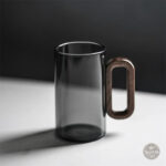 Tasse à café noire cylindrique avec poignée en bois