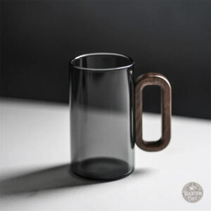 Tasse à café noire cylindrique avec poignée en bois