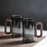 Tasse à café avec finition noire et poignée en bois
