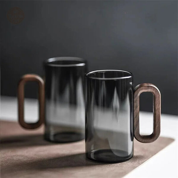 Tasse à café avec finition noire et poignée en bois