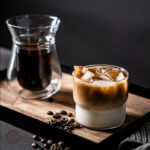Café dans une tasse en verre moderne