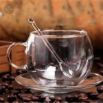 Tasse à café en verre avec soucoupe et cuillère
