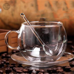 Tasse à café en verre avec soucoupe et cuillère