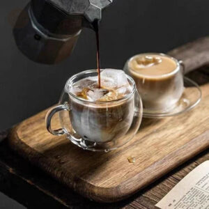 Soucoupe et cuillère incluses avec la tasse