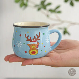 Tasse festive bleue ornée d'un cerf pour Noël