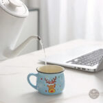 Tasse de Noël design cerf sur fond bleu élégant