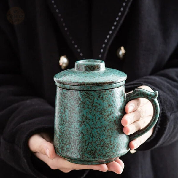 Infuseur à thé avec tasse en céramique élégante