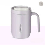 Tasse avec couvercle pour un transport facile et sécurisé