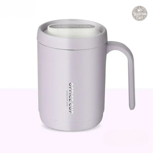 Tasse avec couvercle pour un transport facile et sécurisé