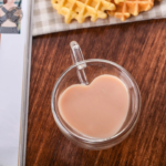 Tasse à café en verre avec design cœur