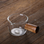 Verre à café transparent, style moderne avec touche naturelle