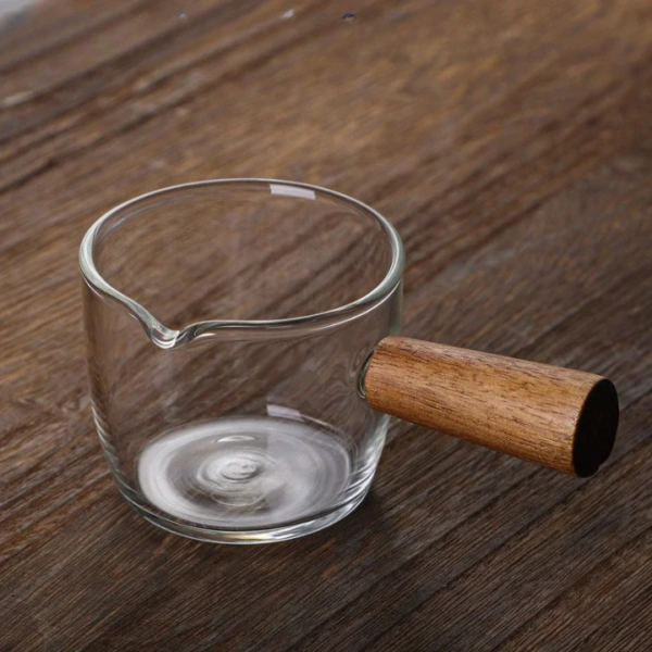 Verre à café avec poignée en bois, parfait pour vos boissons chaudes
